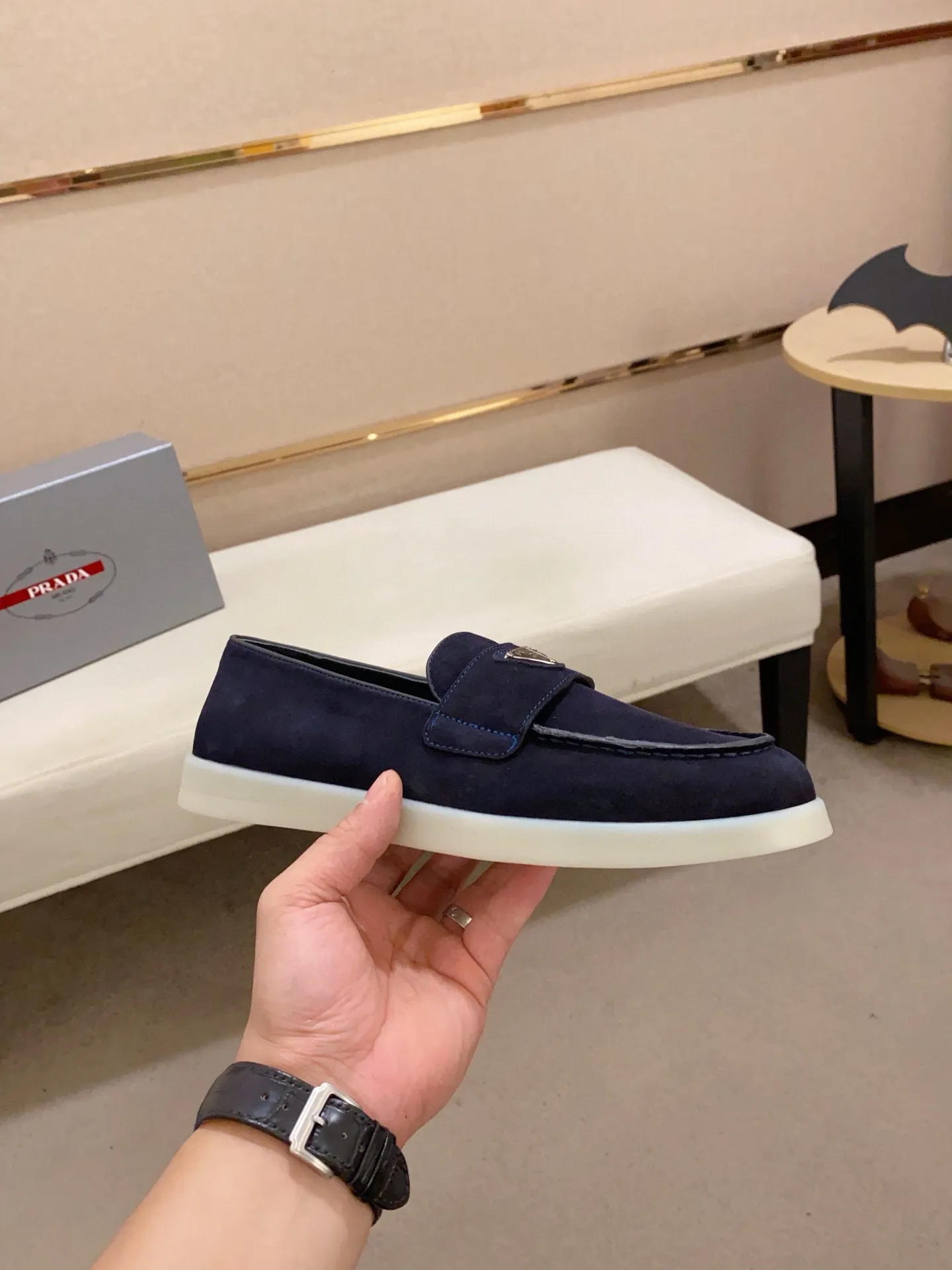 Men's shoes 💰 580💰 ✔️✔️✔️High-quality new PRADA counters are launched at the same time. The new men's shoes and 😘fabrics are selected from high-silk bald cowhide and are made by pure handicrafts. Lining: Full cowhide lining. 👍🏿 High-end ☄️ air-cushion molded anti-slip rubber outsole, exquisite lines, simple and elegant, comfortable and high-end for leisure travel. Code number: 38 to 44 (45 can be customized)